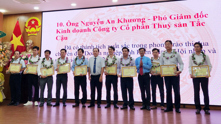 Lãnh đạo tỉnh Kiên Giang tặng bằng khen cho các tập thể, cá nhân có nhiều đóng góp trong công tác an sinh xã hội trên địa bàn.