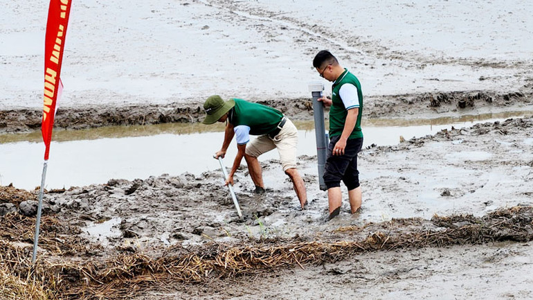 Đặt thiết bị theo dõi mực nước để áp dụng quy trình canh tác ngập khô xen kẽ của đề án 1 triệu hecta lúa chất lượng cao, phát thải thấp.