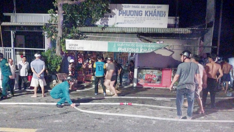 Lực lượng chức năng nỗ lực dập đám cháy.