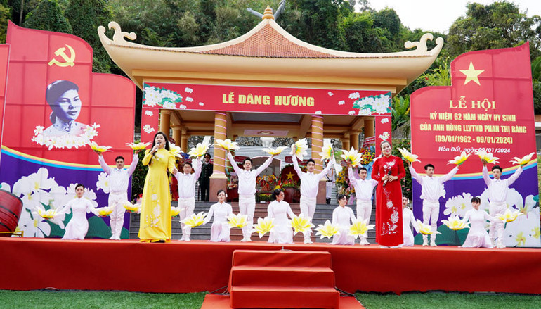 Tiết mục văn nghệ tại Lễ dâng hương.