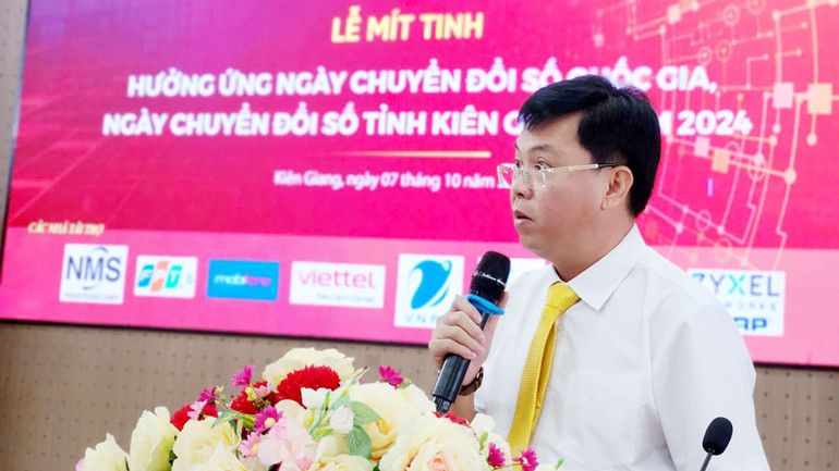 Phó Chủ tịch Ủy ban nhân dân tỉnh Kiên Giang Nguyễn Lưu Trung phát biểu tại lễ mít-tinh.