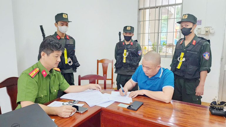 Khám xét nơi ở của bị can Tửa, cơ quan công an thu giữ nhiều tài liệu phục vụ công tác điều tra.