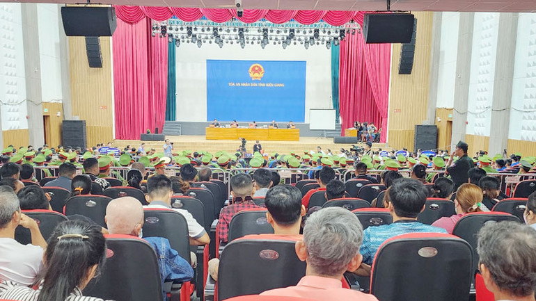 Quang cảnh phiên tòa.