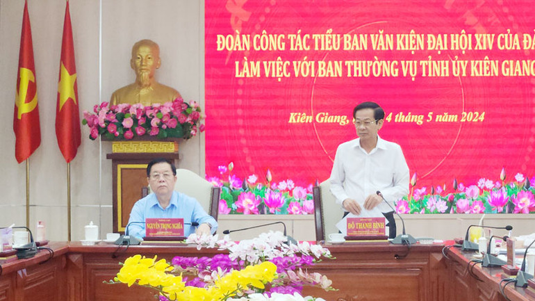 Lãnh đạo tỉnh Kiên Giang báo cáo tại buổi làm việc.