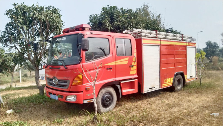 Phương tiện tham gia chữa cháy tại một bãi rác ở thành phố Phú Quốc.