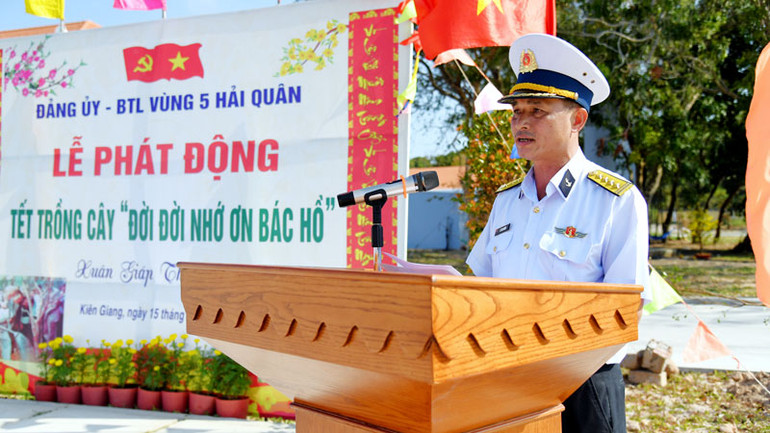 Đại tá Lê Văn Hưởng phát biểu.