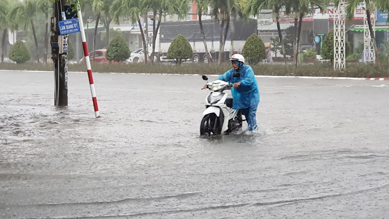 Xe gắn máy bị ngập nước chết máy phải dẫn bộ. Xe gắn máy bị ngập nước chết máy phải dẫn bộ.