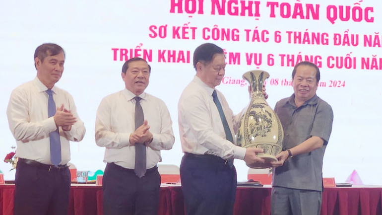 Lãnh đạo Ban Tuyên giáo Trung ương tặng quà cho lãnh đạo tỉnh Kiên Giang.