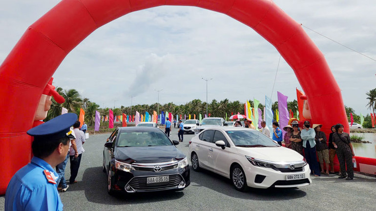 Phương tiện lưu thông trên công trình Đường 3 Tháng 2 nối dài.