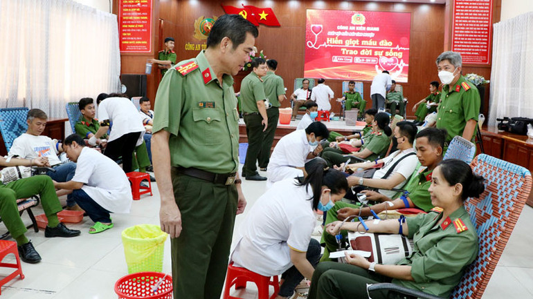 Lãnh đạo Công an tỉnh Kiên Giang tham gia hiến máu và động viên cán bộ, chiến sĩ tham gia hiến máu tình nguyện.
