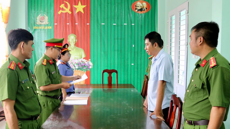 Cơ quan chức năng tống đạt quyết định khởi tố vụ án, khởi tố bị can và thực hiện lệnh bắt tạm giam 4 tháng đối với Trần Thanh Hùng. (Ảnh: TẤN AN)