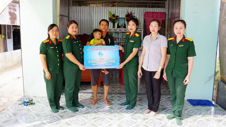 Hội Phụ nữ Bộ Chỉ huy Quân sự tỉnh Kiên Giang trao 5 triệu đồng cho bé Đặng Gia Bảo (mồ côi mẹ do ảnh hưởng của dịch Covid-19) nằm trong chương trình “Mẹ đỡ đầu”.