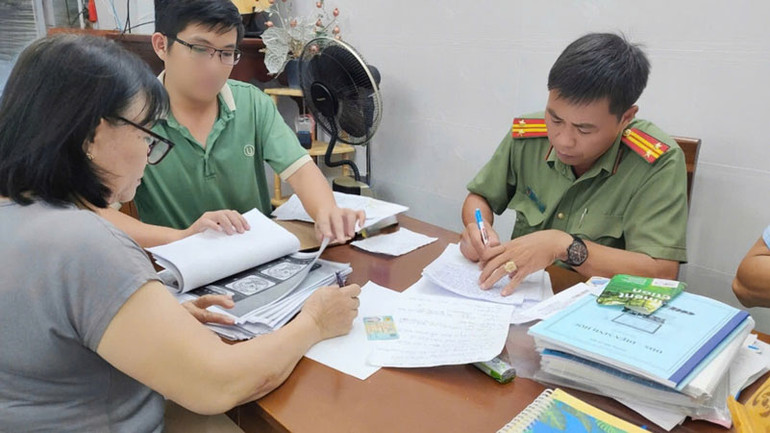 Đối tượng Nguyễn Ngọc Châu ký biên bản làm việc với lực lượng công an.