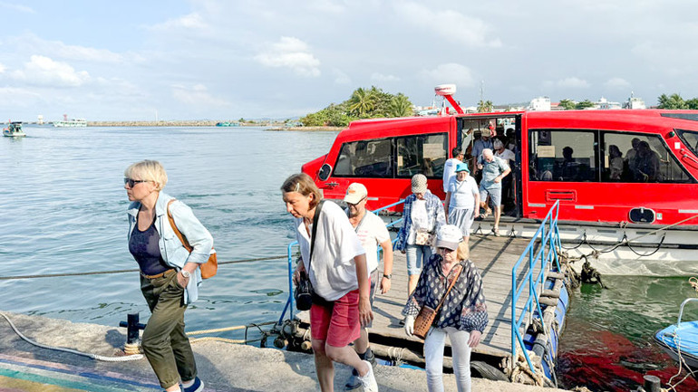 Du khách đến Phú Quốc. Du khách đến Phú Quốc.