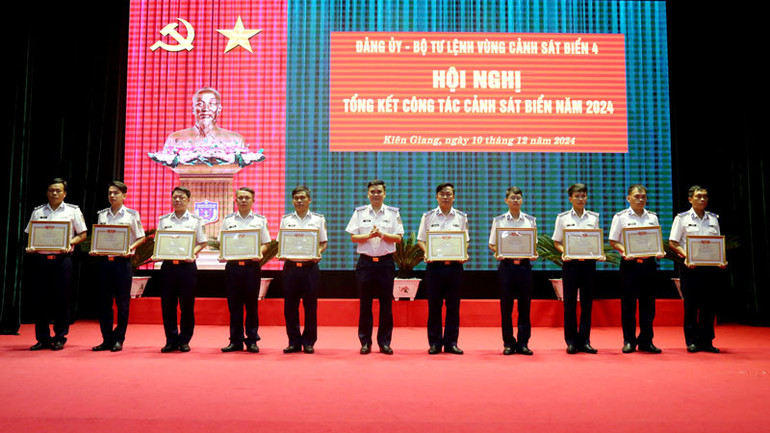 Lãnh đạo Bộ Tư lệnh Vùng Cảnh sát biển 4 tặng giấy khen cho các tập thể có thành tích xuất sắc, tiêu biểu trong phong trào thi đua quyết thắng năm 2024.