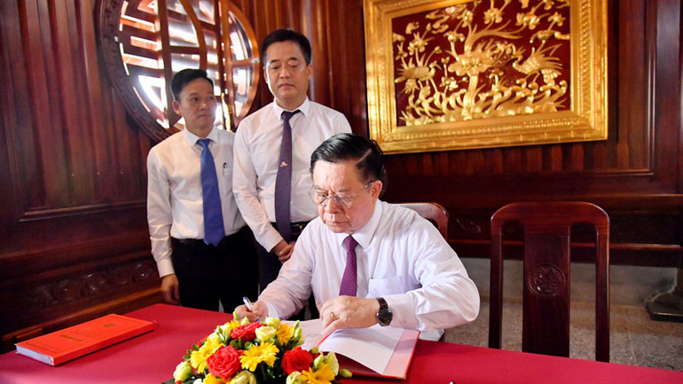 Đồng chí Nguyễn Trọng Nghĩa viết cảm tưởng vào sổ lưu niệm tại Đền thờ Chủ tịch Hồ Chí Minh.