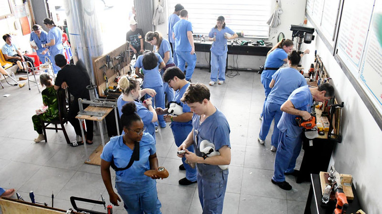 Đoàn thiện nguyện Mercer On Mission thực hiện các bước lắp chân giả cho người khuyết tật.