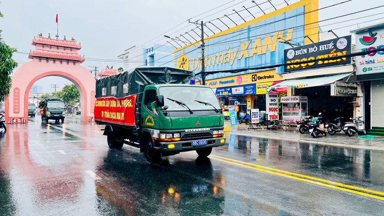 Đoàn xe tham gia diễu hành hưởng ứng Ngày toàn dân phòng, chống ma túy.