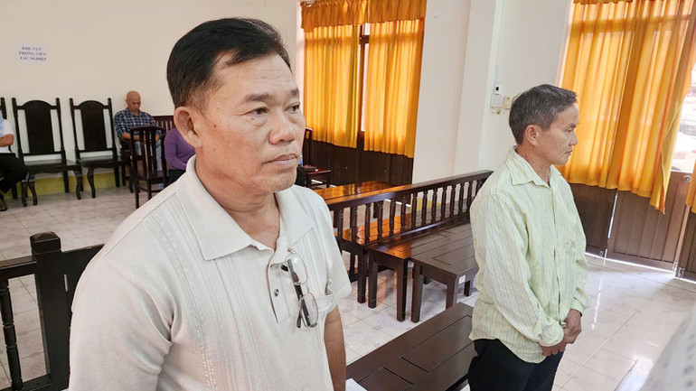 Bị cáo Công (trái) và Lộc tại phiên tòa. (Ảnh: VĂN VŨ)