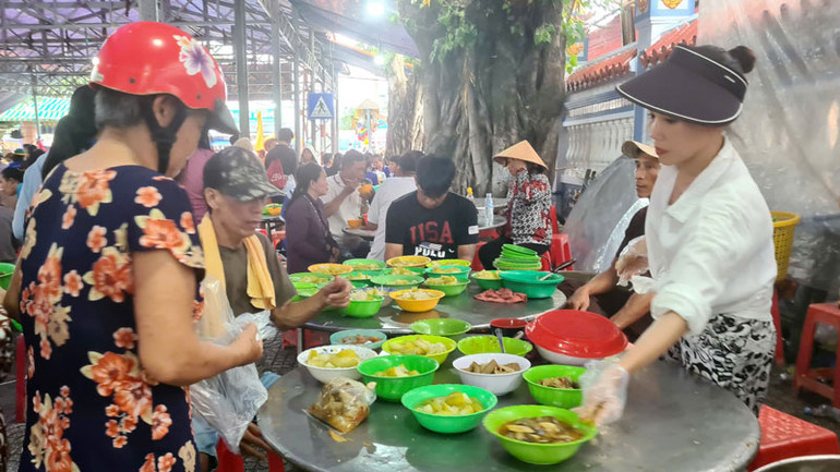 Người dân khắp nơi về làm thiện nguyện ở Lễ giỗ cụ Nguyễn.