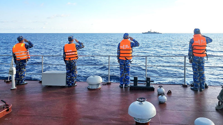 Cán bộ, chiến sĩ tàu 264 chào tạm biệt Biên đội tàu Hải quân Hoàng gia Thái Lan sau khi kết thúc tuần tra chung.