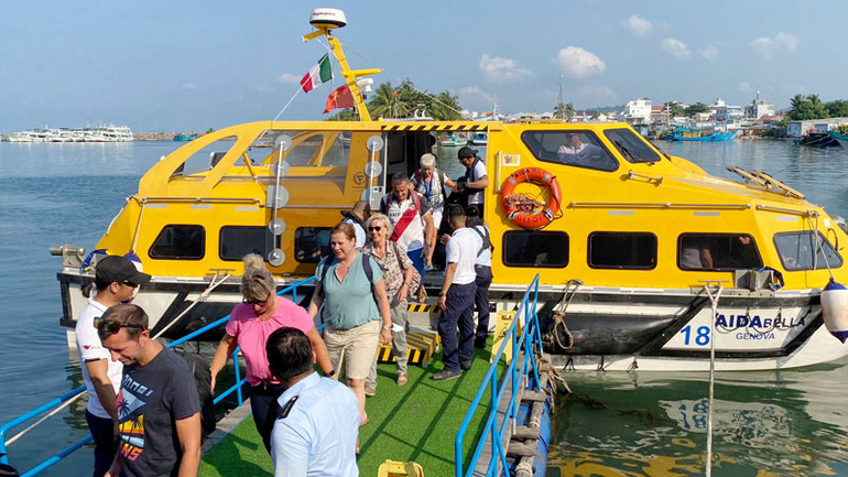 Du khách người Đức và Úc đến thành phố Phú Quốc vui chơi vào ngày 30 Tết Nguyên đán Giáp Thìn năm 2024. Du khách người Đức và Úc đến thành phố Phú Quốc vui chơi vào ngày 30 Tết Nguyên đán Giáp Thìn năm 2024.