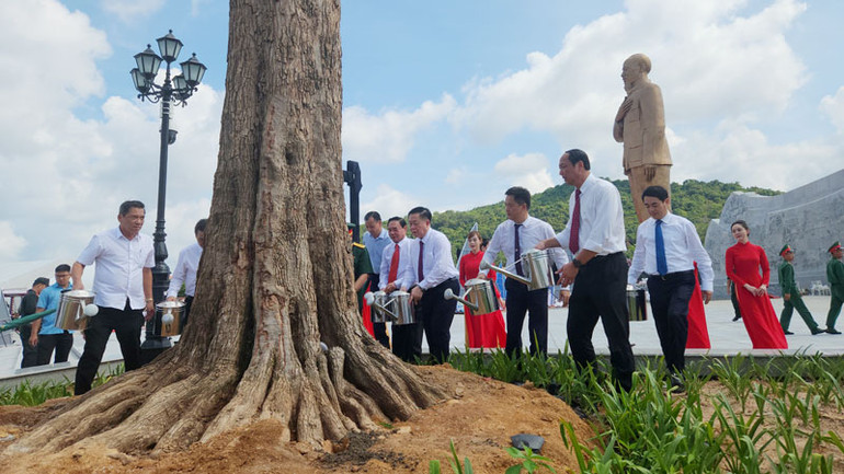 Đồng chí Nguyễn Trọng Nghĩa cùng các đại biểu trồng cây tại Quảng trường Hồ Chí Minh.