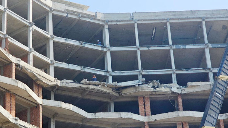 Công nhân đang thực hiện tháo dỡ các hạng mục vi phạm.