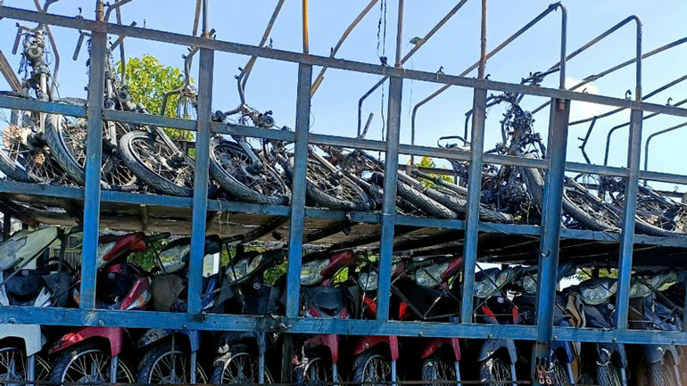 18 xe máy ở tầng trên thùng hàng xe tải đã bị cháy rụi.
