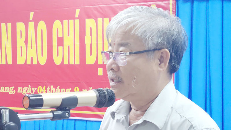 Ông Dương Khánh Bình, Giám đốc Ban Quản lý Dự án Đầu tư Xây dựng huyện Giang Thành thông tin với báo chí về vụ việc.