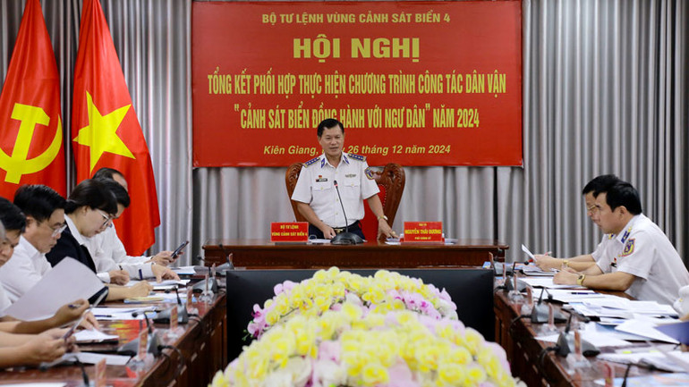 Đại tá Nguyễn Thái Dương, Phó Chính ủy Bộ Tư lệnh Vùng Cảnh sát biển 4, phát biểu tại hội nghị.