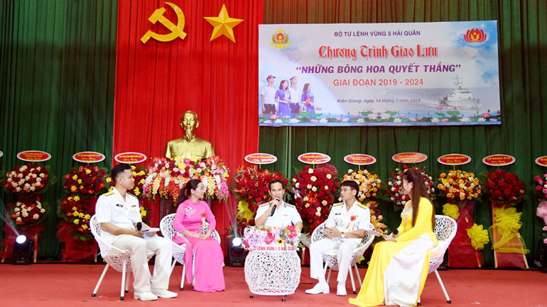 Các đại biểu tham dự chương trình giao lưu “Những bông hoa Quyết thắng”.