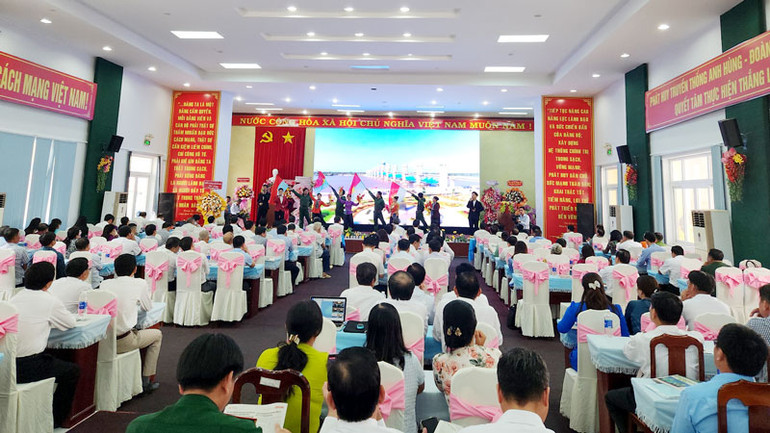 Tiết mục văn nghệ chào mừng tại mít-tinh.