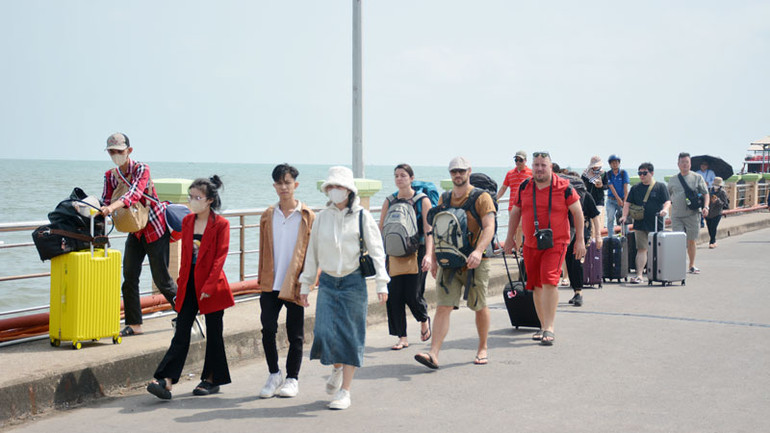 Khách du lịch đến Phú Quốc.