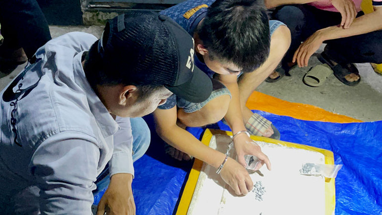 Công an buộc đối tượng Nam kiểm đếm ma túy. Công an buộc đối tượng Nam kiểm đếm ma túy.