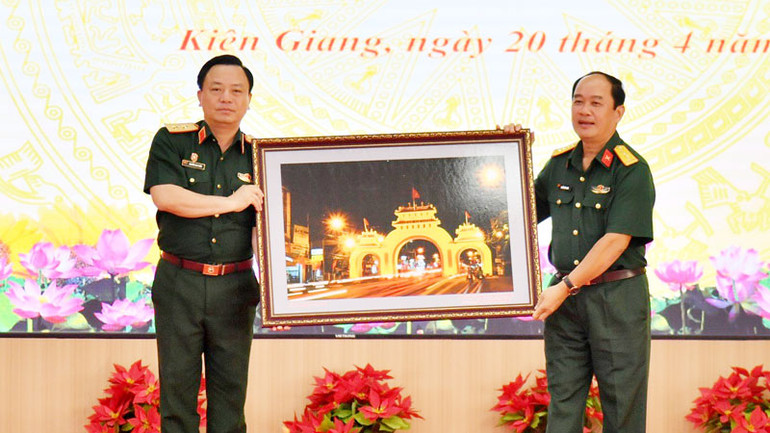 Lãnh đạo Bộ Chỉ huy quân sự tỉnh Kiên Giang tặng quà lưu niệm cho Học viện Quốc phòng.