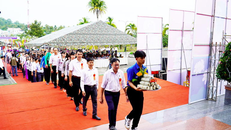 Lần lượt các đơn vị, các tổ chức chính trị, xã hội trong và ngoài tỉnh Kiên Giang dâng lễ vật.