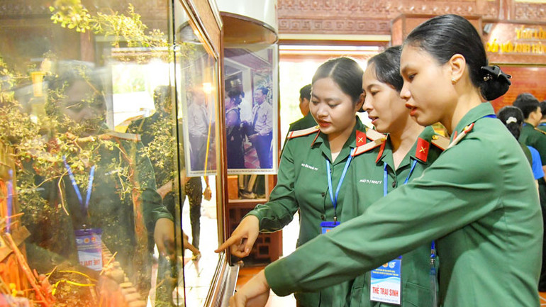 Các đơn vị tìm hiểu về Khu di tích Lịch sử-Văn hóa mộ và đình Nguyễn Trung Trực.