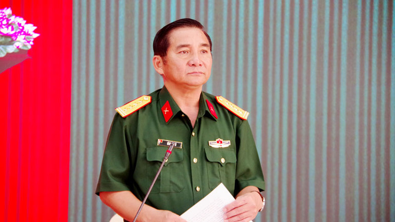 Đại tá Lê Hoàng Vũ, Chính ủy Bộ Chỉ huy Quân tỉnh Kiên Giang phát biểu giải đáp tại buổi đối thoại.