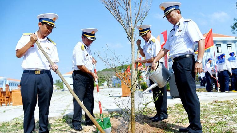 Thủ trưởng Bộ Tư lệnh Vùng 5 Hải quân cùng các đại biểu trồng cây sau lễ phát động.