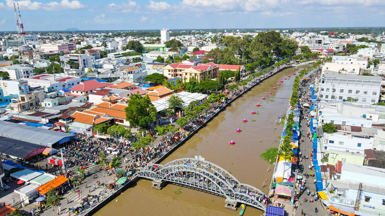 Quang cảnh chung quanh khu vực Di tích lịch sử văn hóa mộ và đình Nguyễn Trung Trực.