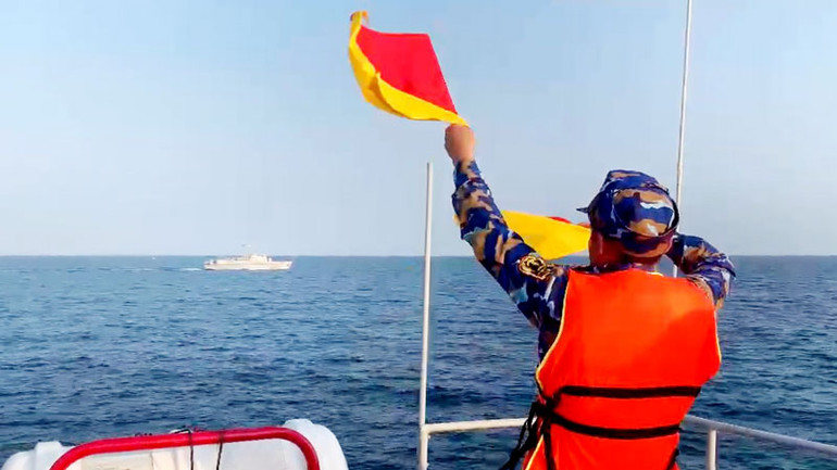 Huấn luyện sử dụng cờ tay trong quá trình tuần tra.