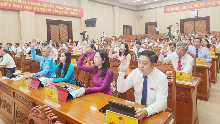 Đại biểu thông qua nghị quyết Hội đồng nhân dân tỉnh Kiên Giang, tại kỳ họp thứ 24. Đại biểu thông qua nghị quyết Hội đồng nhân dân tỉnh Kiên Giang, tại kỳ họp thứ 24.