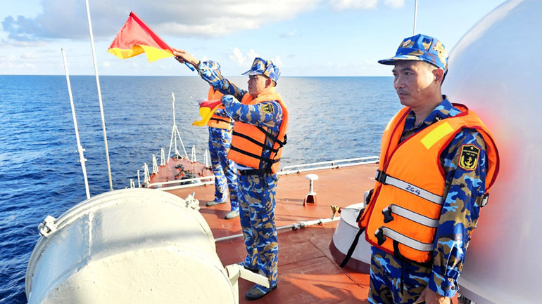 Nhân viên tín hiệu tàu Hải quân Việt Nam luyện tập cờ tay với tàu Hải quân Hoàng gia Thái Lan.