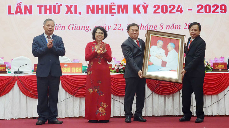 Bà Tô Thị Bích Châu, Phó Chủ tịch Ủy ban Trung ương Mặt trận Tổ quốc Việt Nam tặng bức tranh Bác Hồ-Bác Tôn, biểu tượng thiêng liêng của khối đại đoàn kết toàn dân tộc Việt Nam cho Đoàn Chủ tịch Đại hội.