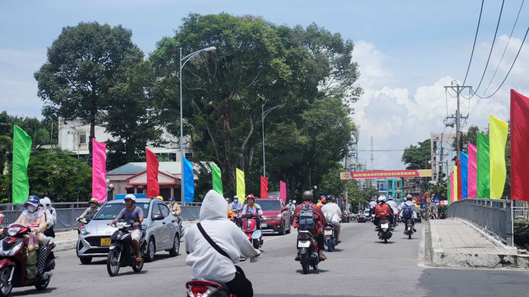 Cờ phướn cắm trên cầu dẫn vào Đình thần Nguyễn Trung Trực.