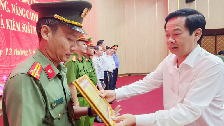 Ủy viên Trung ương Đảng, Bí thư Tỉnh ủy Kiên Giang Đỗ Thanh Bình trao bằng khen cho tập thể có thành tích xuất sắc qua 5 năm thực hiện Chỉ thị số 36-CT/TW, ngày 16/8/2019 của Bộ Chính trị.