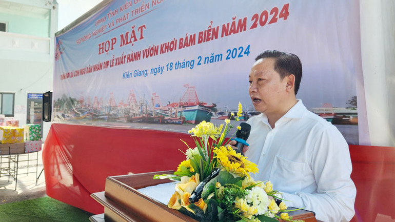 Giám đốc Sở Nông nghiệp và Phát triển nông thôn tỉnh Kiên Giang Lê Hữu Toàn phát biểu động viên ngư dân.