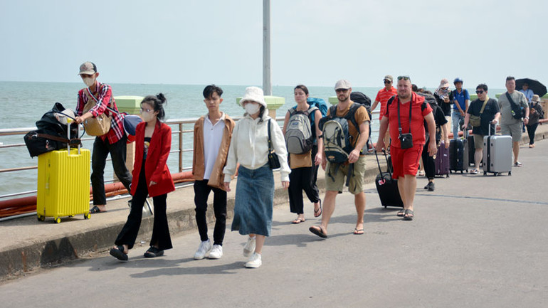 Khách du lịch đến Phú Quốc.