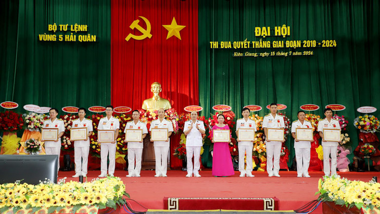 Thủ trưởng Bộ Tư lệnh Hải quân trao thưởng cho các tập thể và cá nhân có thành tích xuất sắc tiêu biểu trong thực hiện phong trào thi đua quyết thắng.